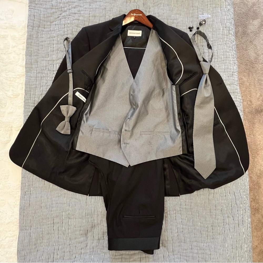 Pronto Uomo Black and Gray Tuxedo  Ensemble